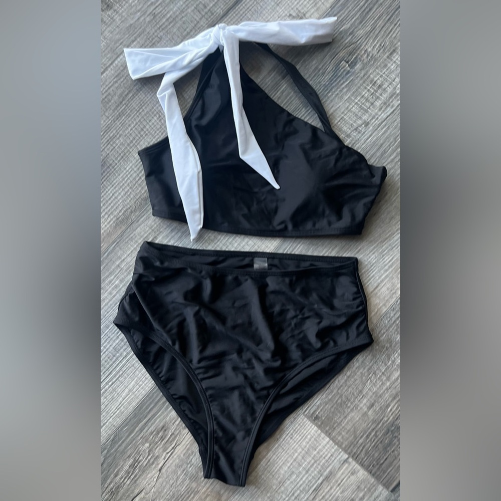 Black and White Women's 2 Piece Swim Suit Size Small NWOT